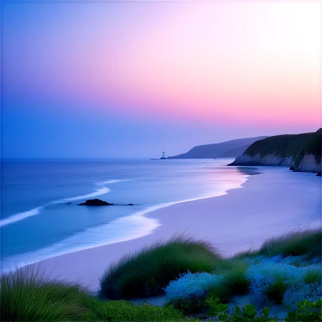 水色の空と海に沈むビーチの夕日